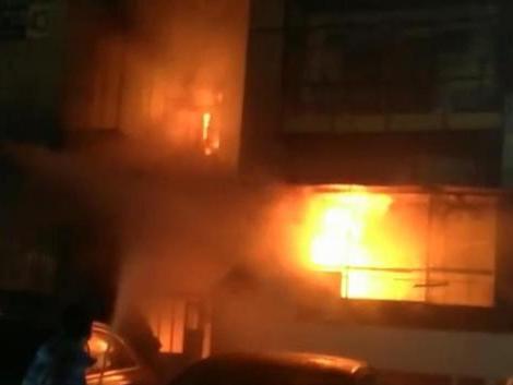 朝陽(yáng)華嚴(yán)北里一居民樓起火